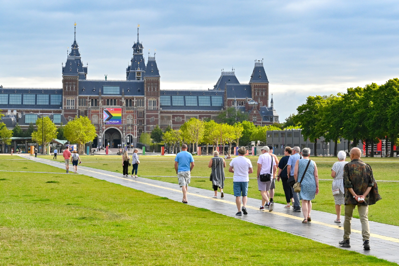 Museumbezoekers tijdens een rondleiding