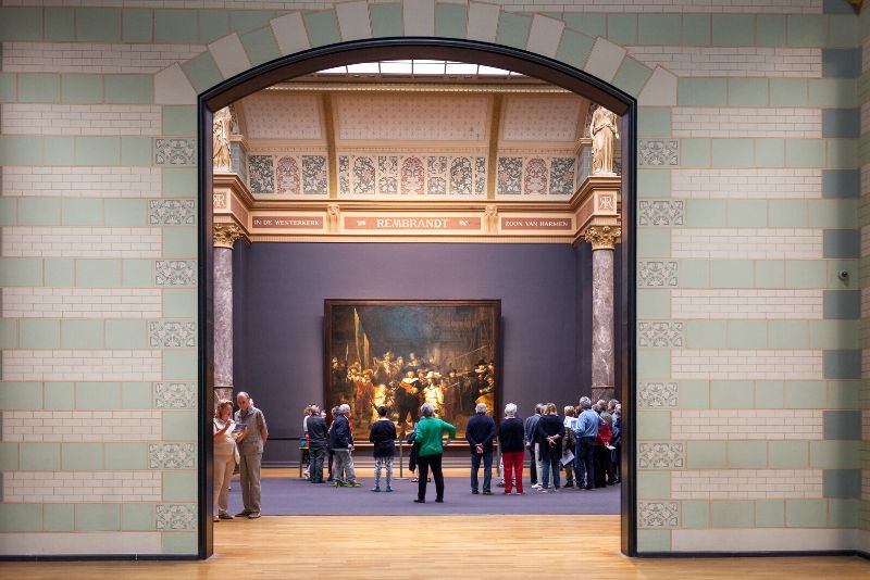 Interieur van het Rijksmuseum met bezoekers